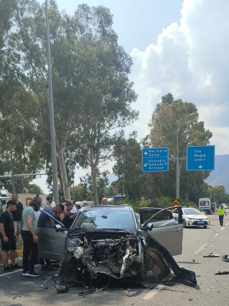 Ambulansın otomobille çarpışması sonucu 4 kişi yaralandı