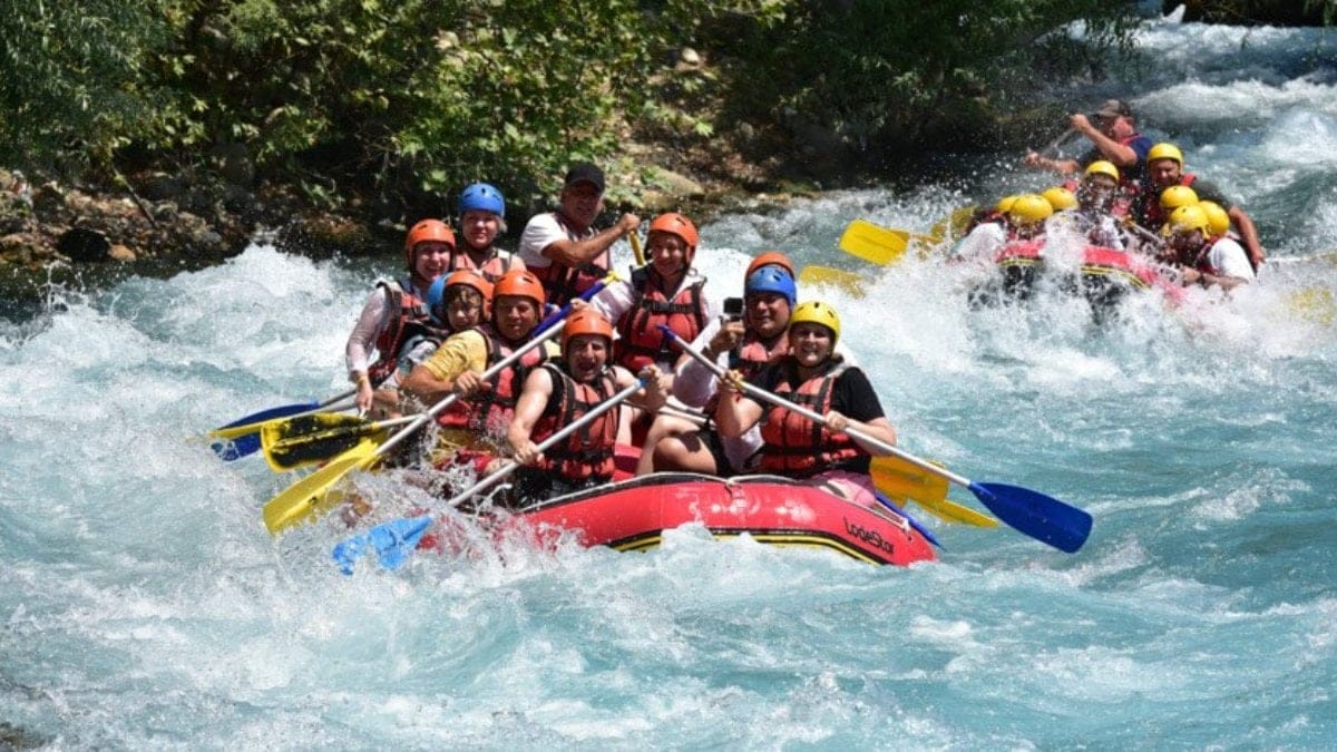 Adrenalin tutkunları Köprüçay’da rafting heyecanı yaşıyor
