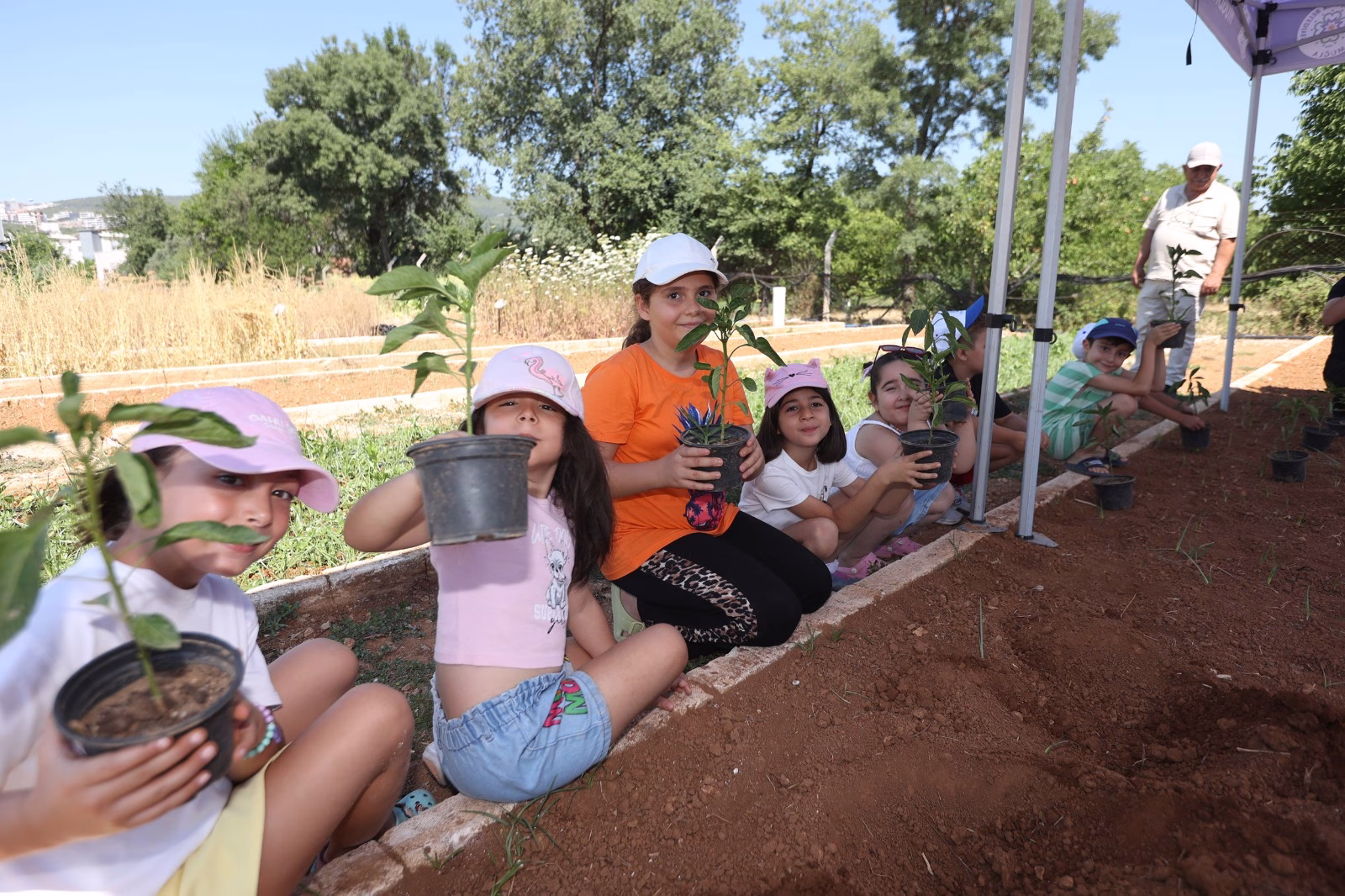 Muğla Büyükşehir Belediyesi’nin “Topraktan Sofraya” projesiyle çocuklar yerel tohumları öğreniyor