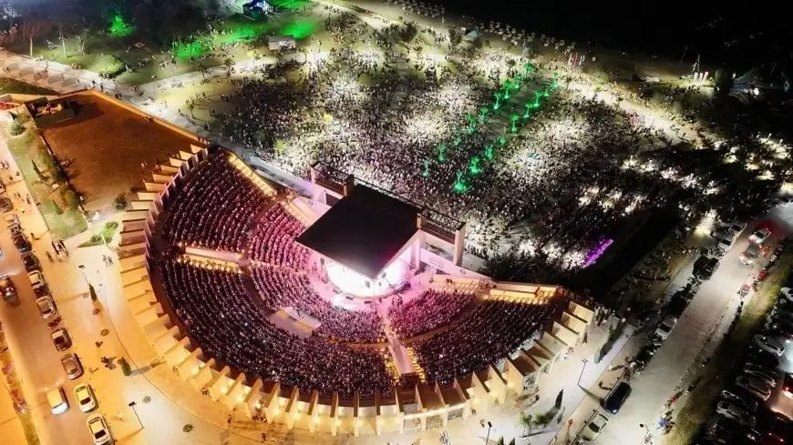 Didim’de Sebahat Akkiraz ve Hüseyin Uğurlu Halk Konserinde On Binleri Buluşturdu