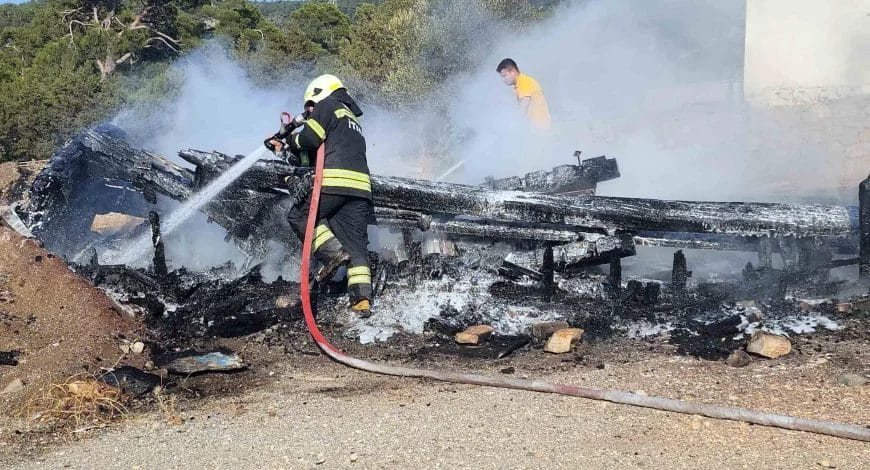 Bodrum Torba’da Terk Edilen Ahşap Tekne Yandı – Ormana Sıçraması Önledi