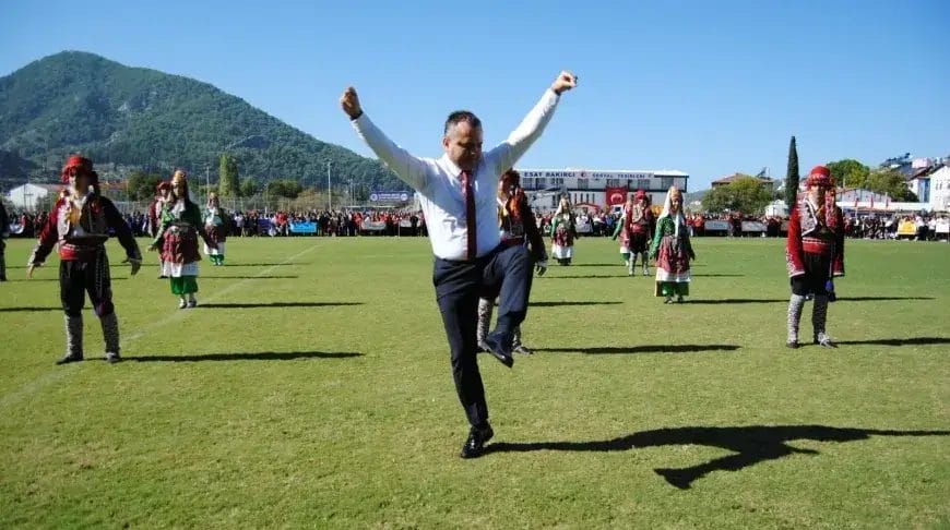 Fethiye’de Cumhuriyet Bayramı coşkusu: Kaymakam Akkaya’dan zeybek sürprizi