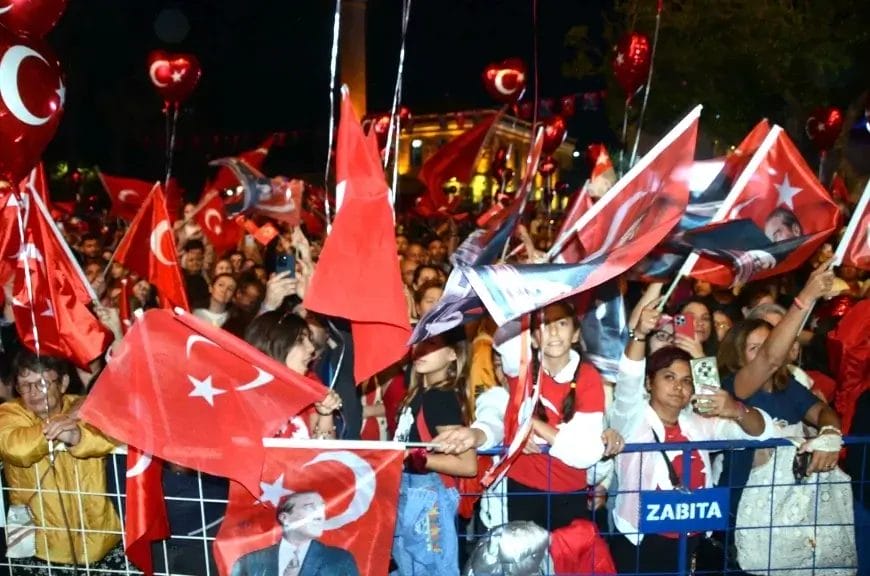 Bodrum’da binlerce kişi fener alayında buluştu: Meydan kırmızı beyaz oldu