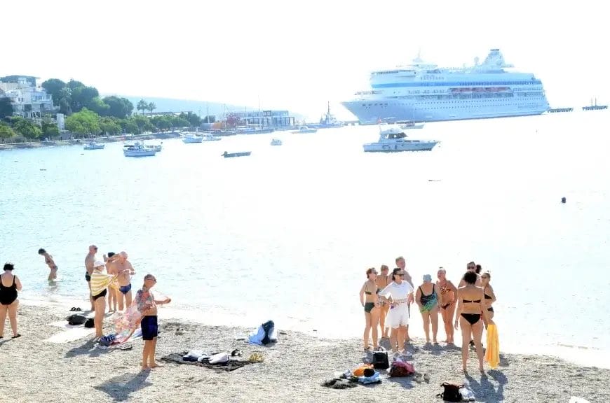 Bodrum’da kasım ayında turistler denize girdi: Plajlar doldu